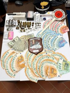 Trovato con quasi un chilo di hashish e 15mila euro, arrestato