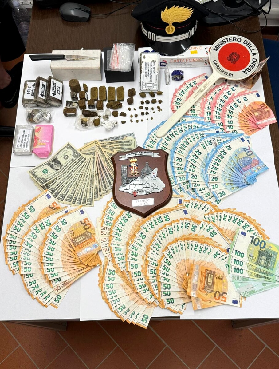 Trovato con quasi un chilo di hashish e 15mila euro, arrestato