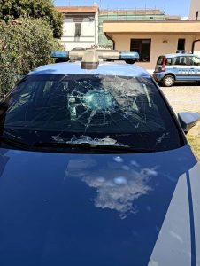 Follia a due passi dal centro: aggredisce gli agenti e sfonda il vetro di una volante con un'ascia / FOTO