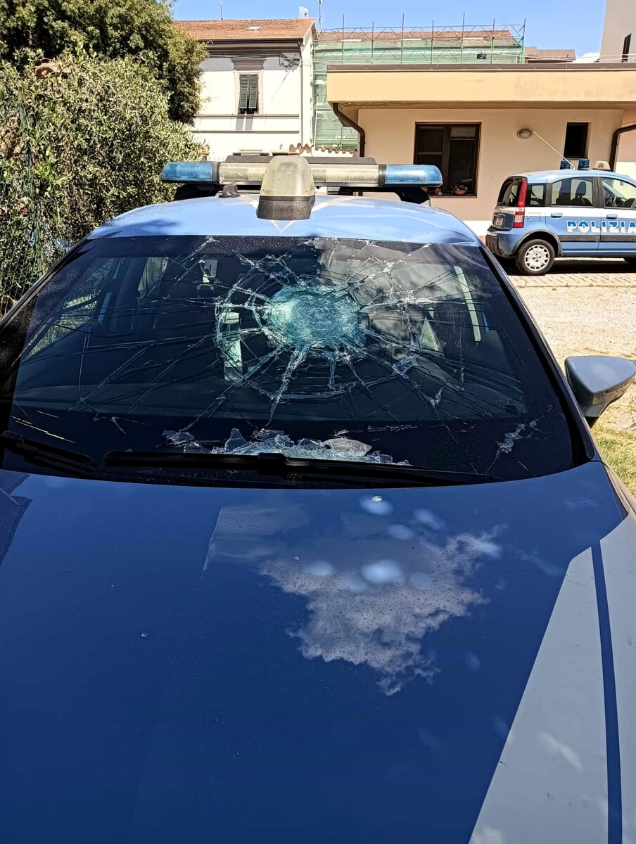 Follia a due passi dal centro: aggredisce gli agenti e sfonda il vetro di una volante con un'ascia / FOTO