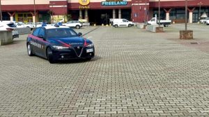 Botte e coltellate nel parcheggio: un arresto dei carabinieri