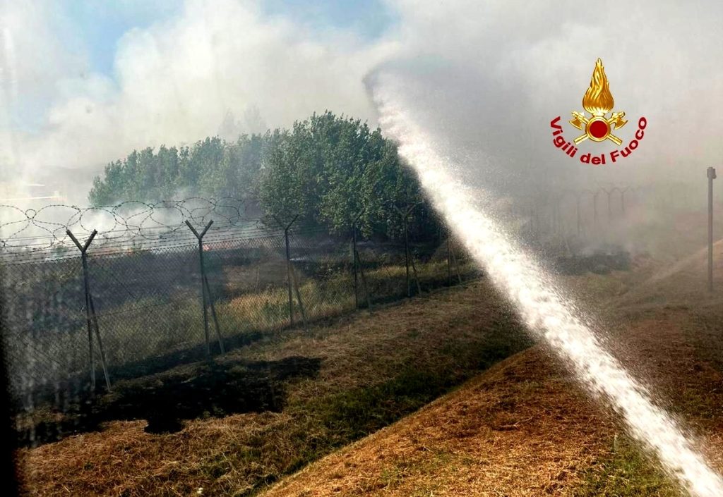 Fiamme vicino all'aeroporto / FOTO