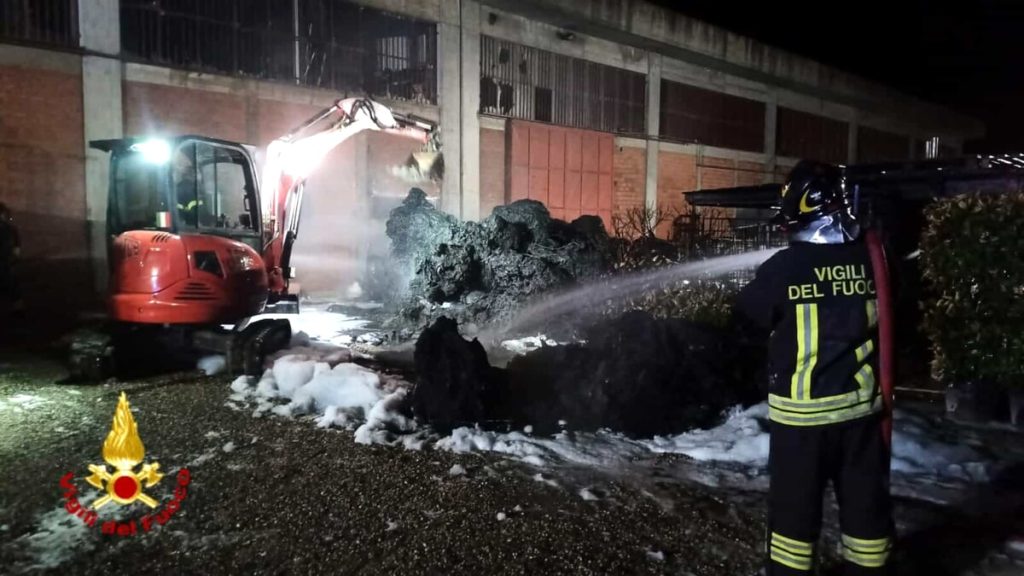 Ancora incendio all'esterno di una ditta: cause da accertare