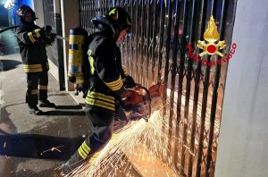 Incendio in attività commerciale, i vigili del fuoco devono segare il cancello per entrare
