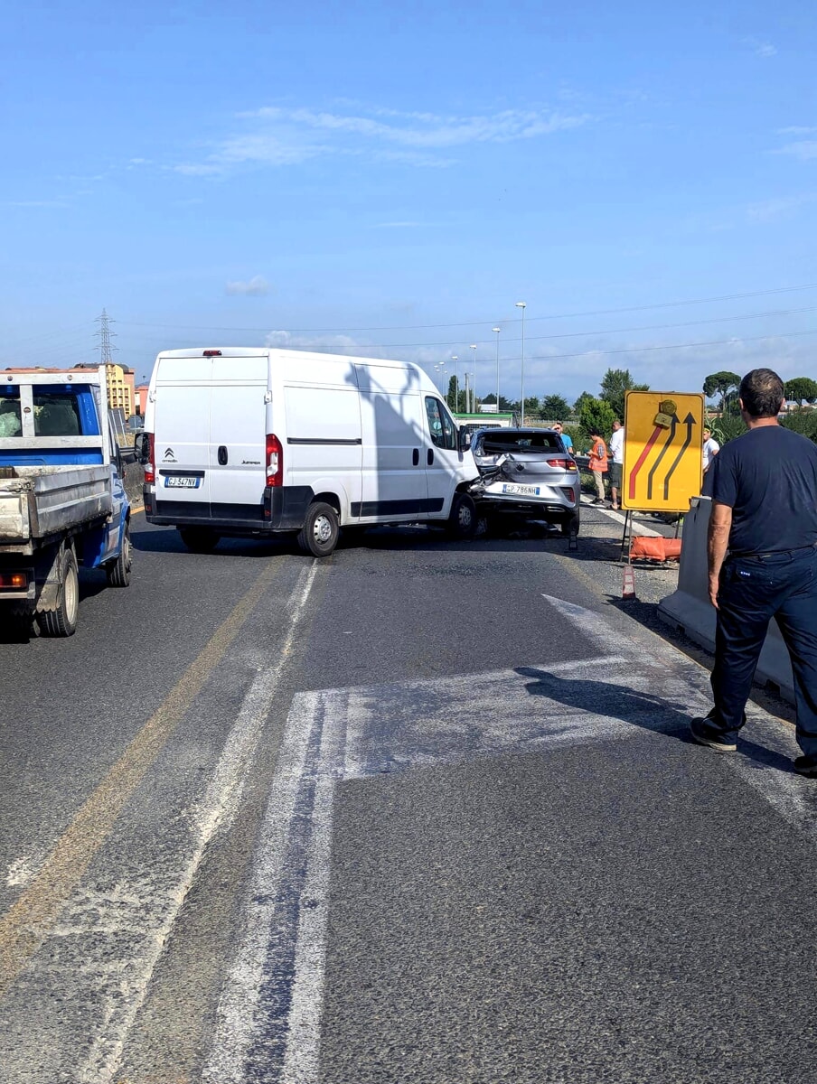 Maxi tamponamento in FiPiLi: cinque veicoli coinvolti