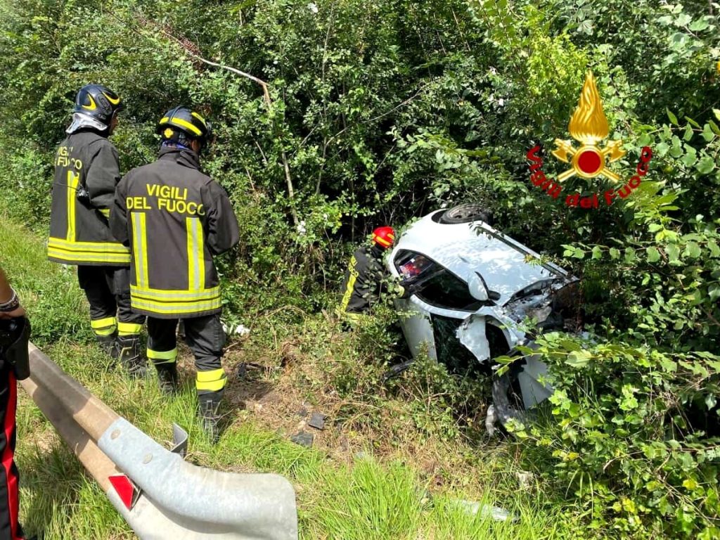 Fucecchio, sbanda e finisce nel fosso