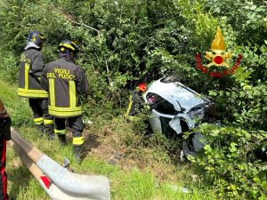 Fucecchio, sbanda e finisce nel fosso