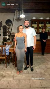 Vip: le sorelle Kardashian in vacanza nella campagna fiorentina / FOTO