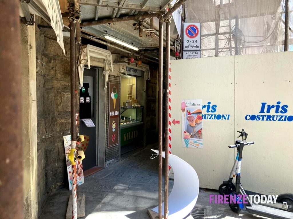 Spaccata in piazza Duomo: “Ci hanno sfasciato il negozio per 35 euro”