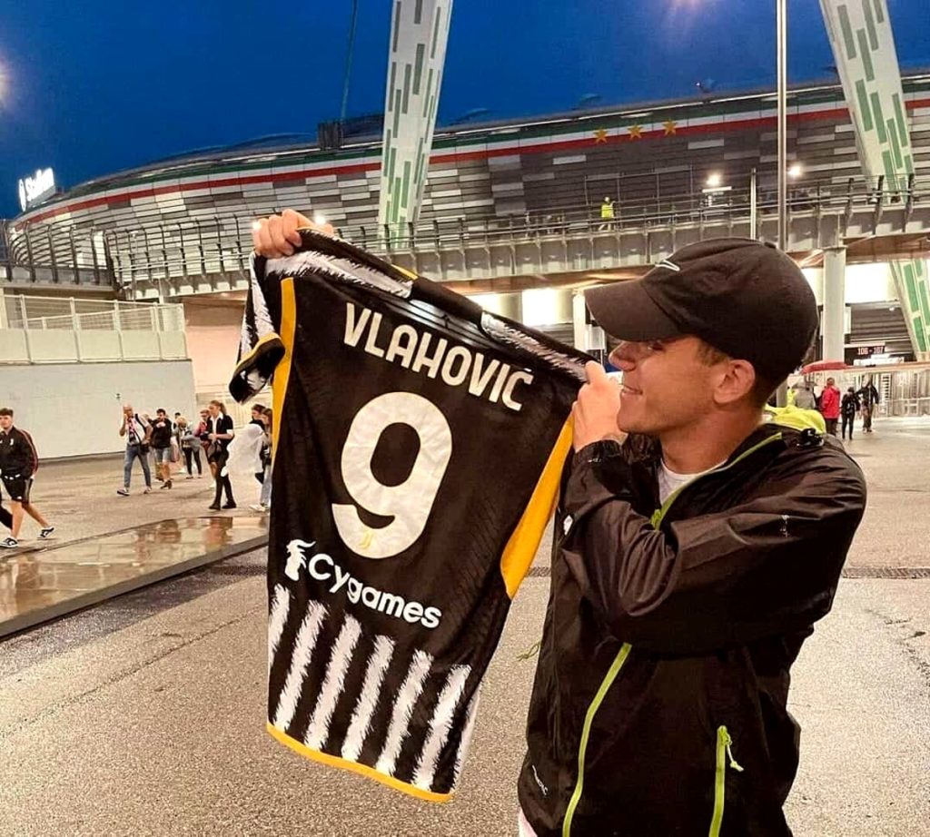 Fiorentina, tra gli influencer invitati al Viola Park c'è anche un grande tifoso juventino / FOTO