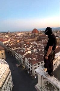 Seconda scalata sul Duomo: si teme sia partita la sfida social / VIDEO