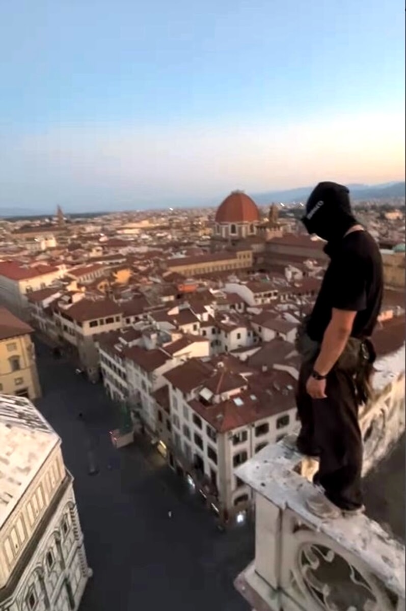 Seconda scalata sul Duomo: si teme sia partita la sfida social / VIDEO