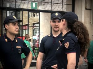 Stazione: turista derubato dello zaino mentre mangia un panino