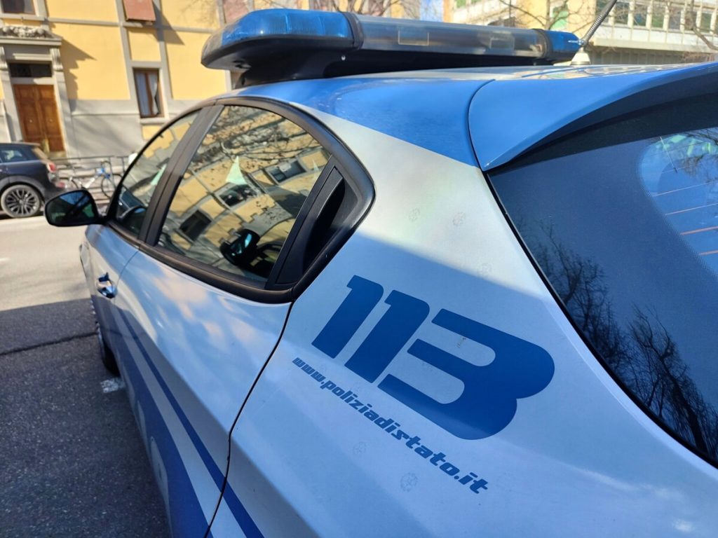 Nasconde la droga vicino ai cancelli della prefettura: denunciato 19enne