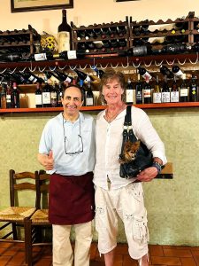 Vip, Ronn Moss in vacanza nel Chianti: foto con i fan e cena tutta toscana / FOTO
