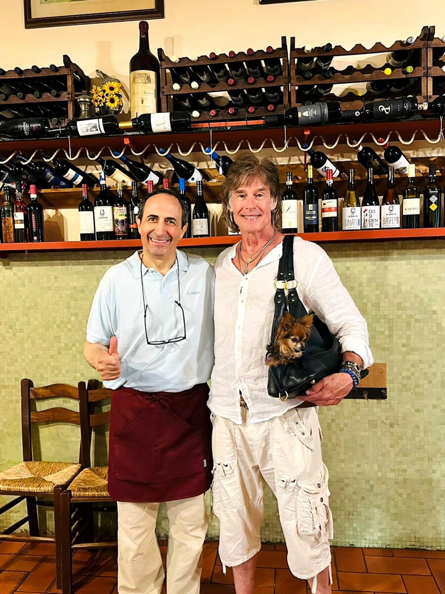 Vip, Ronn Moss in vacanza nel Chianti: foto con i fan e cena tutta toscana / FOTO