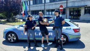 Gatto scappa da casa e finisce sull’A1