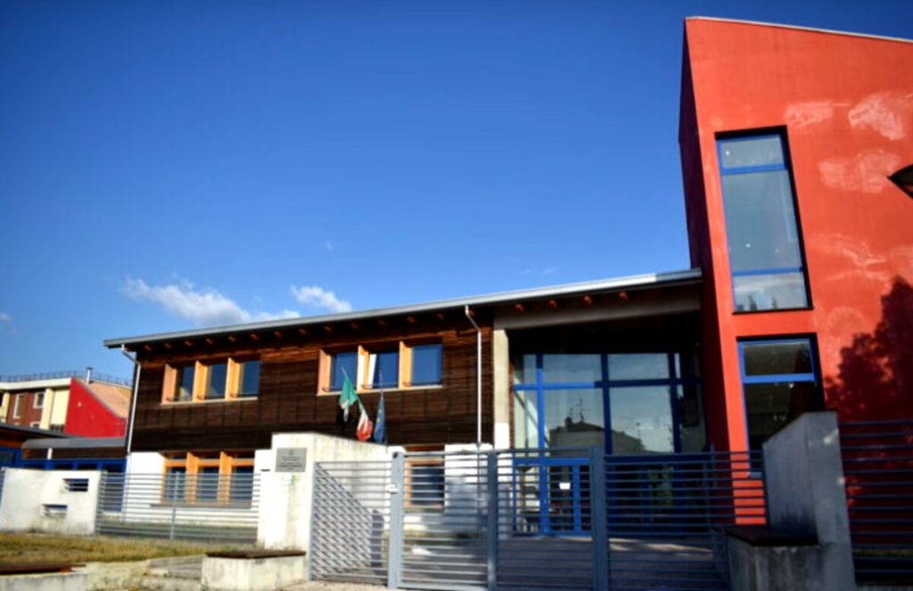 Salgono sul tetto della scuola e lanciano in strada le tegole