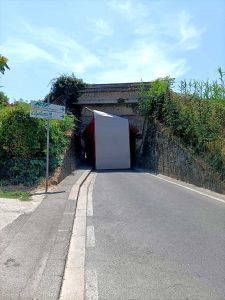 Camion sbaglia le misure, via bloccata per ore