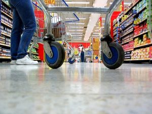 Colpo di fulmine al supermercato: "Mi sono innamorato, aiutatemi a trovarla"