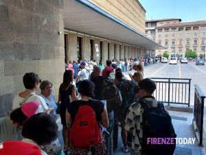Taxi, coda chilometrica: "È il tilt informatico globale" / FOTO