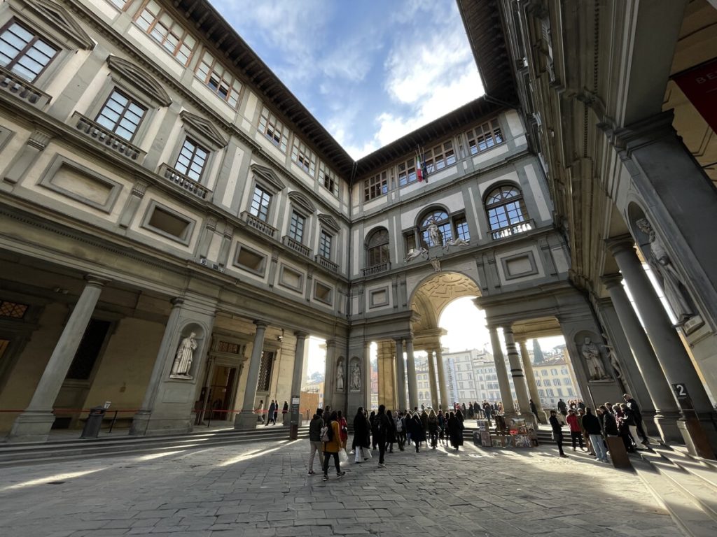 Truffa allo stato di un tour operator per Uffizi e Galleria dell'Accademia: sequestrati oltre 800mila euro