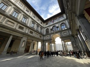 Truffa allo stato di un tour operator per Uffizi e Galleria dell'Accademia: sequestrati oltre 800mila euro