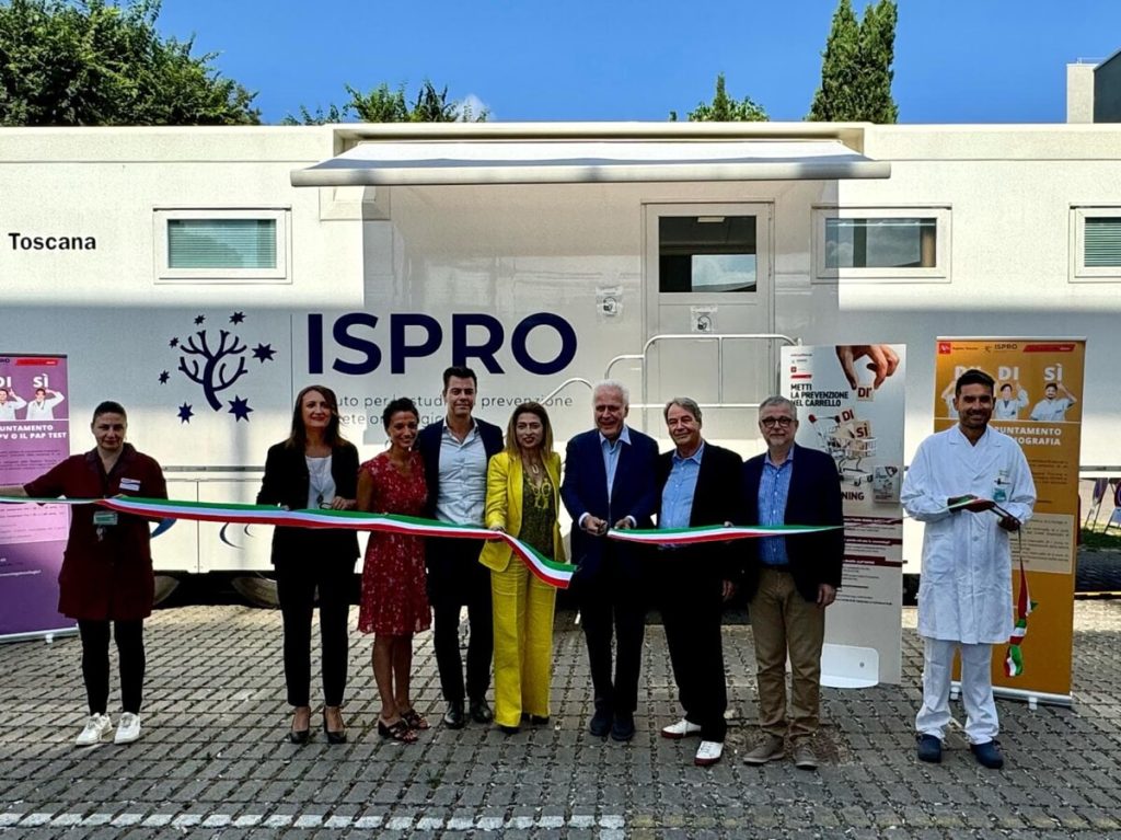 A Firenze unità mobile in piazza per effettuare screening oncologici / FOTO