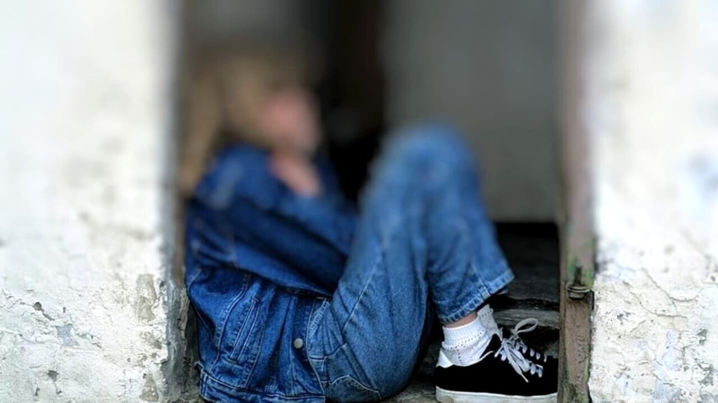 Violentò la compagna di classe, condannati i genitori