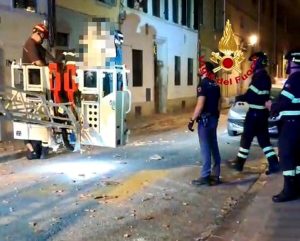 Centro storico: sale sul tetto e lancia giù le tegole