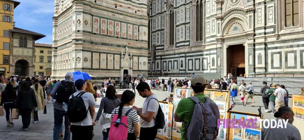 Lite con un bagarino in piazza Duomo: colpito un pittore