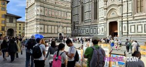 Lite con un bagarino in piazza Duomo: colpito un pittore 