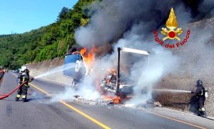 Veicolo in fiamme in A1: traffico bloccato in autostrada tra Barberino e Calenzano