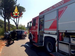 Si schianta con l’auto contro un albero, muore a 27 anni