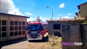 Incendio in una ditta "abbandonata". Il sindaco: "Chiudete le finestre"  VIDEO