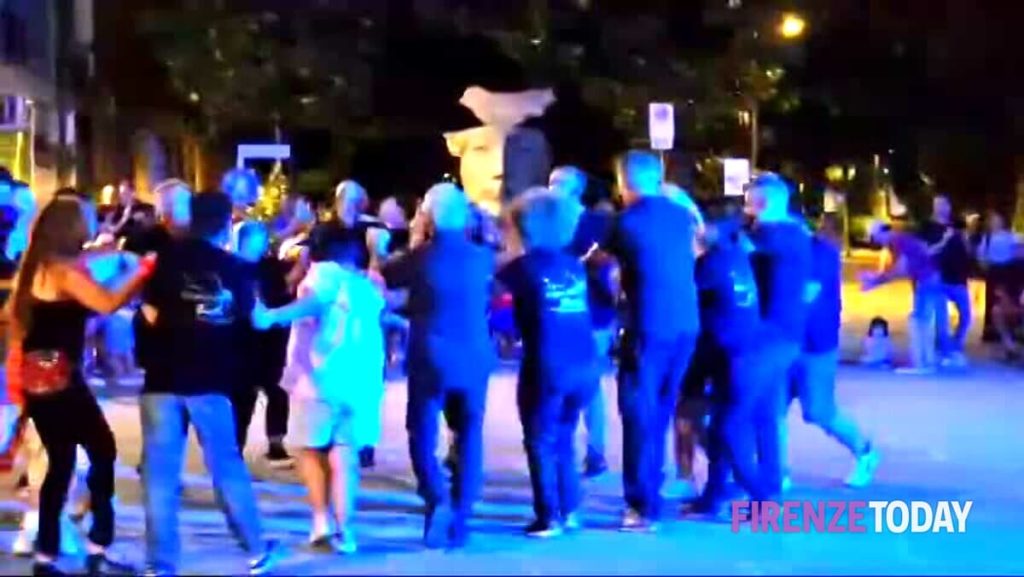 Festa all'Isolotto: il ballo dei ragazzi del Cannocchiale scalda la piazza VIDEO