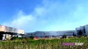 Incendio al Macrolotto 2: distrutto un capannone industriale  FOTO e VIDEO