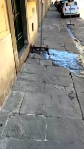 Perdita d'acqua in centro: dopo giorni ancora nessun intervento risolutivo