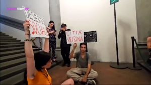 Ultima Generazione tenta il 'blitz' al primo consiglio comunale / VIDEO / FOTO
