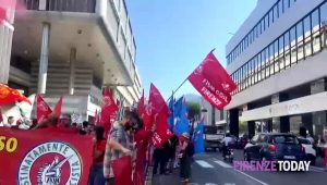 Prato, manifestazione dei metalmeccanici davanti a Confindustria  VIDEO