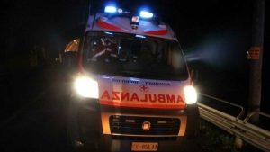 Litiga con la coinquilina e inizia a lanciare oggetti dal balcone