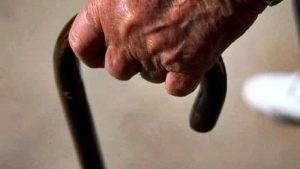 Rapina violenta: anziano aggredito nell’androne di casa