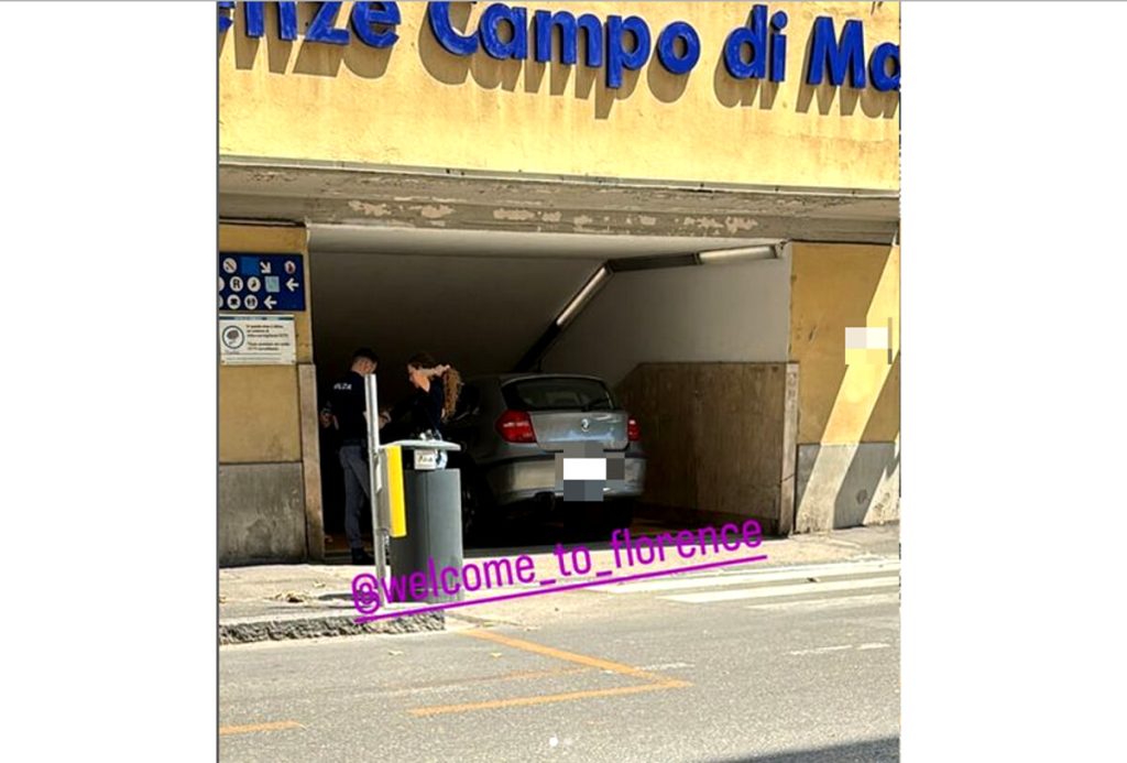 Lo scambiano per un parcheggio e si infilano con l'auto nel sottopasso pedonale / FOTO