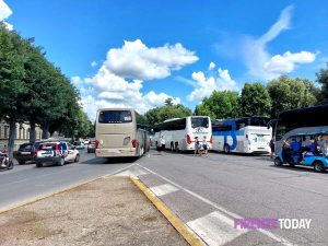 Controlli ai bus turistici, succede un po' di tutto: decine di multe, ganasce, patenti ritirate