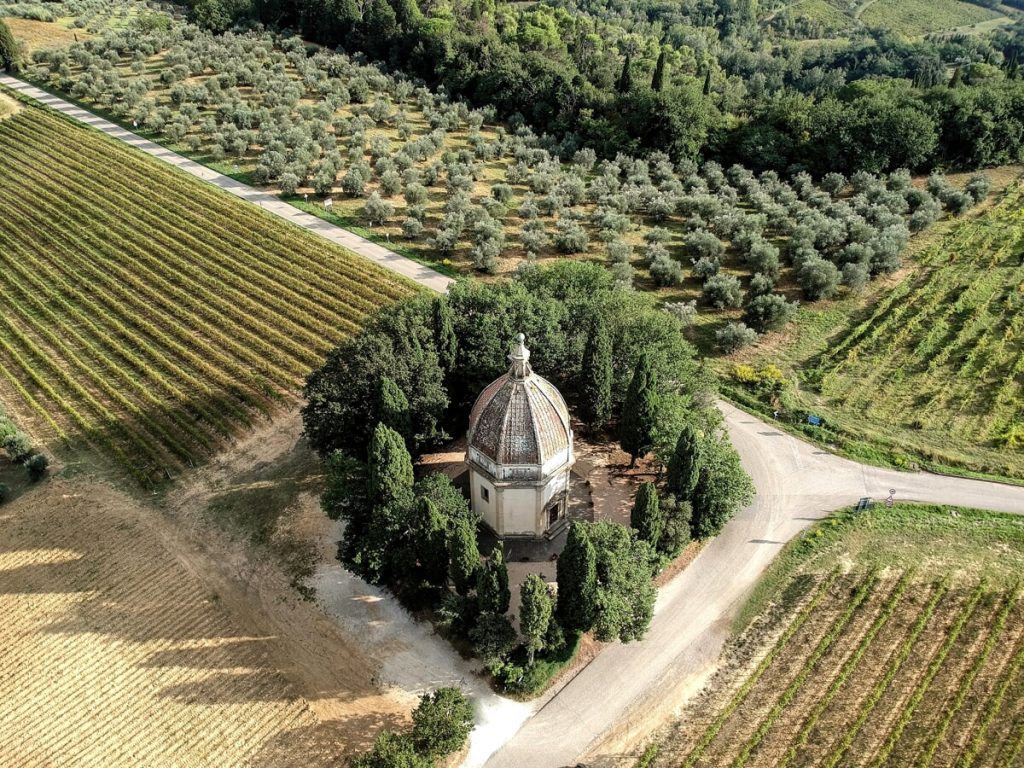 Il Chianti apre castelli, terrazze d’arte e città fantasma per il fatidico sì