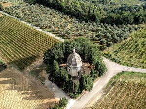 Il Chianti apre castelli, terrazze d’arte e città fantasma per il fatidico sì