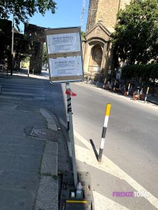 Lungarno Santa Rosa: cartelli abbandonati sul marciapiede