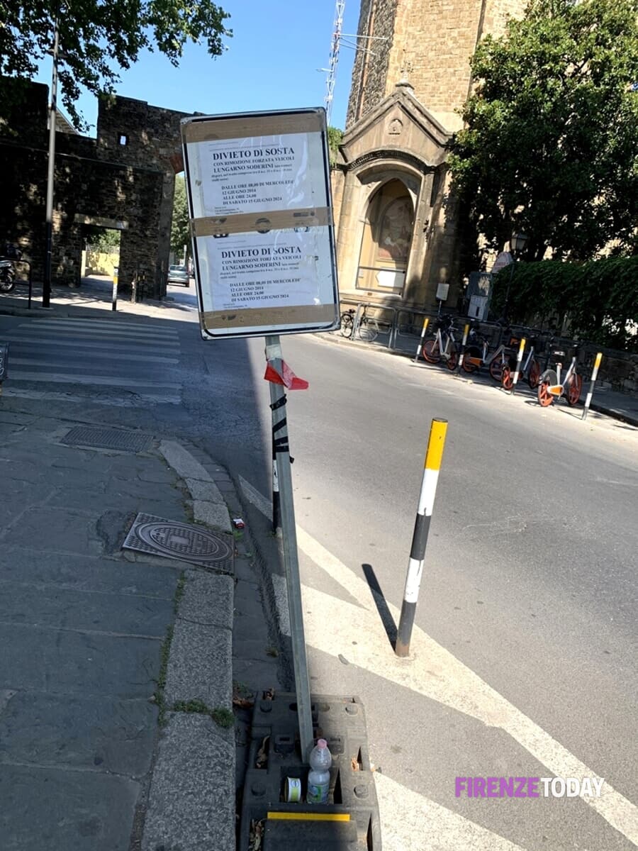 Lungarno Santa Rosa: cartelli abbandonati sul marciapiede