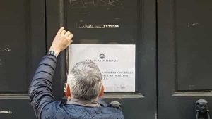 Bottigliate e sassaiola davanti a un locale: polveriera Minime 