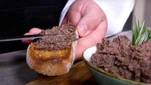 In Toscana non c’è antipasto senza i ‘crostini neri’. Videoricetta e altre versioni